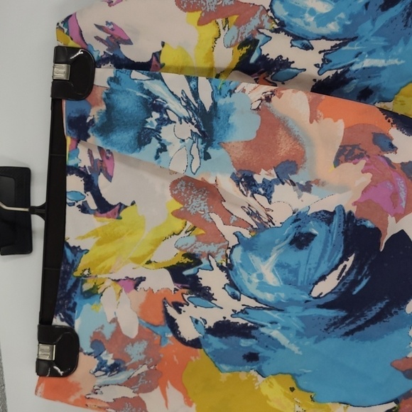 Bebe Size 2 Printblock Asymmetrical Overlap Short - Picture 4 of 8